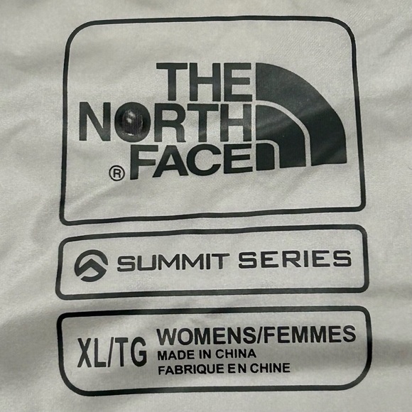 The North Face Gray Puffer Jacket with Weather-Resistant Fabric - Picture 4 of 7